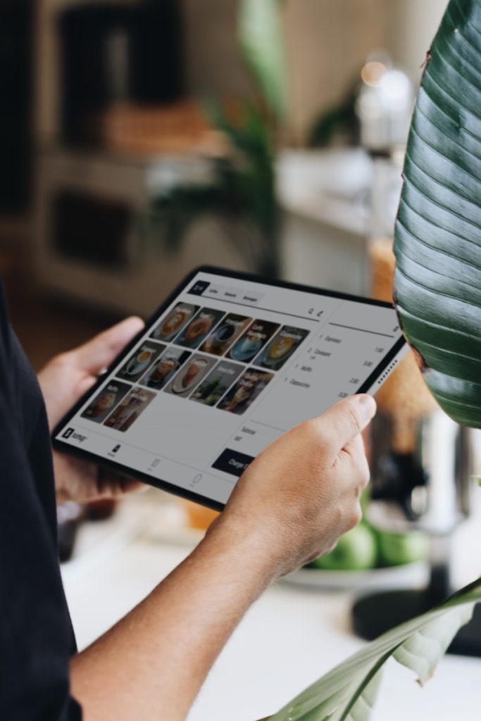 Une personne tenant une tablette dans ses mains